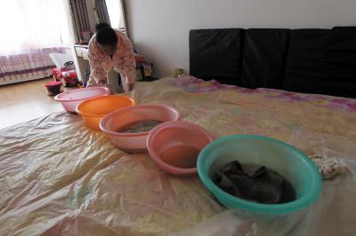 江达楼上漏水，住户失联，小区没物管，业主维权难！律师来支招……